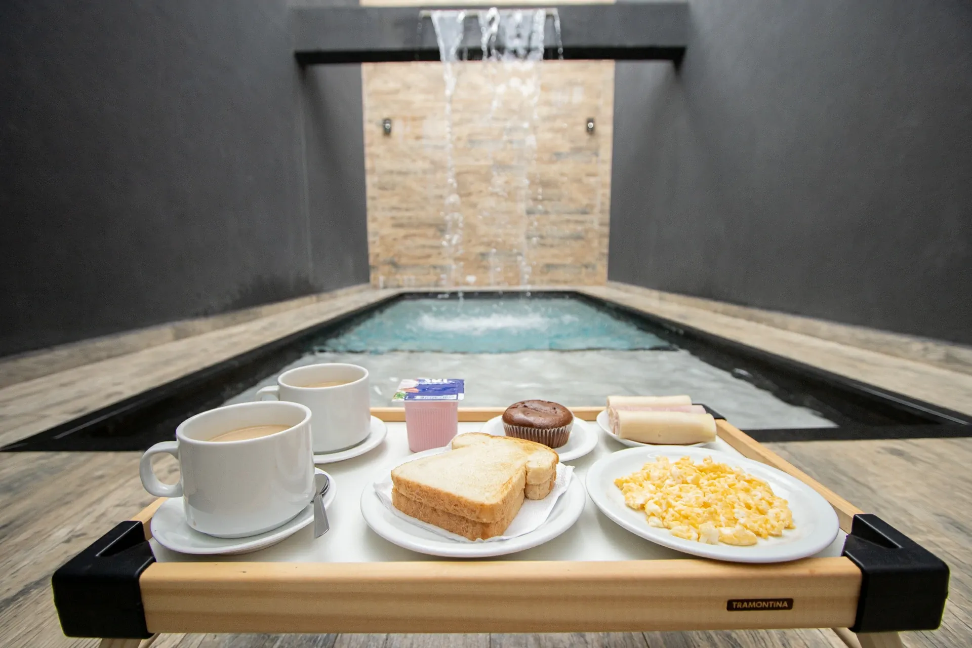 Bandeja de café da manhã servida à beira da piscina da Suíte Opium, Motel Opium Boa Vista