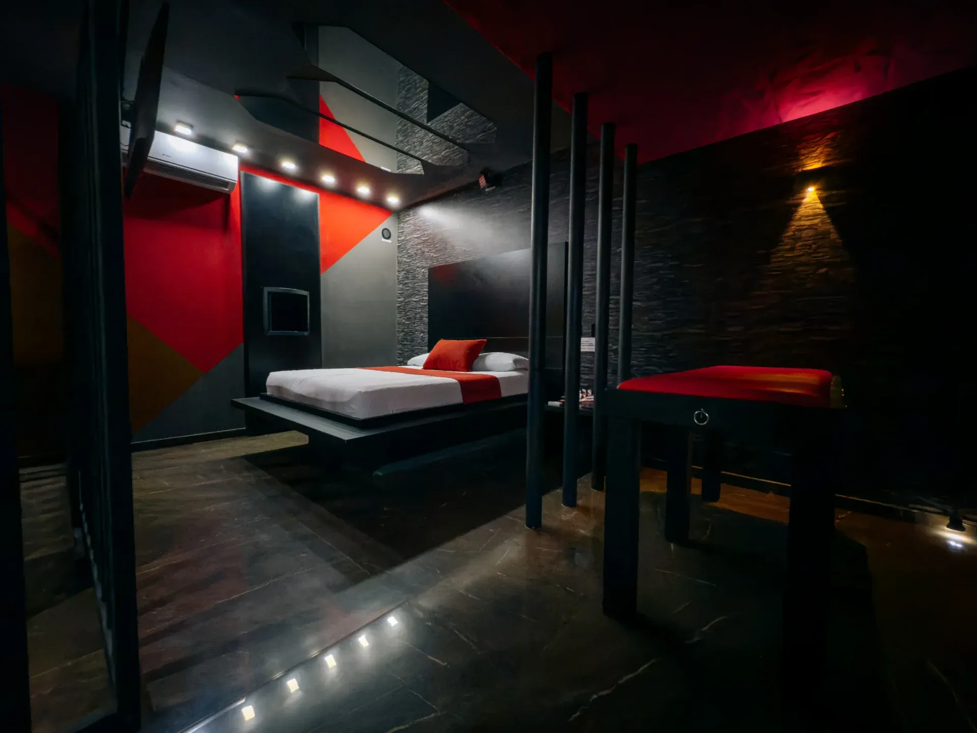 Suíte Sado do Motel Opium em Boa Vista: Quase duplicata da 40-IMG_3137: mesma suíte dark do mesmo ponto de vista, ligeiramente mais recuada, com mais 